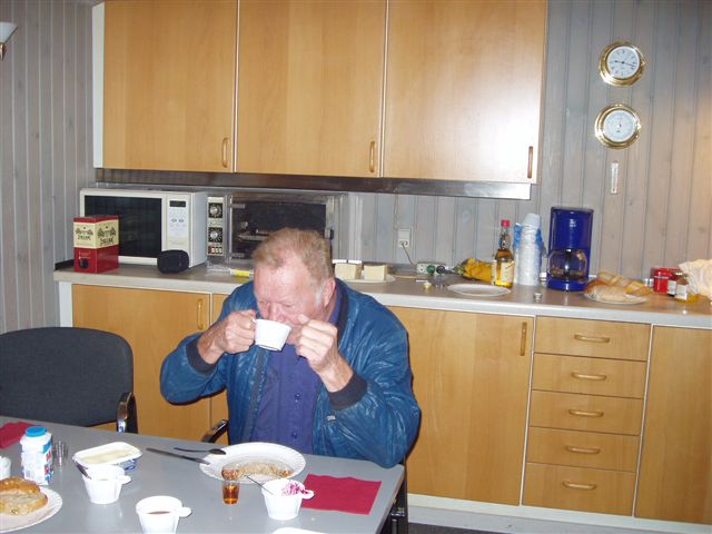 Kurt drikker kaffe